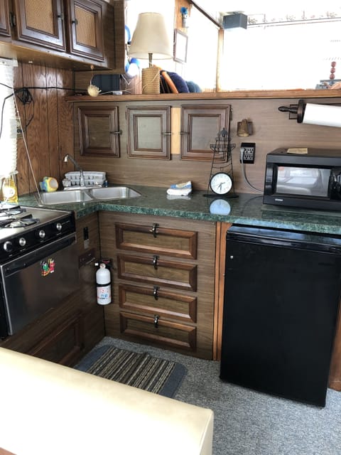 House Boat | Private kitchenette | Microwave, coffee/tea maker, electric kettle, toaster