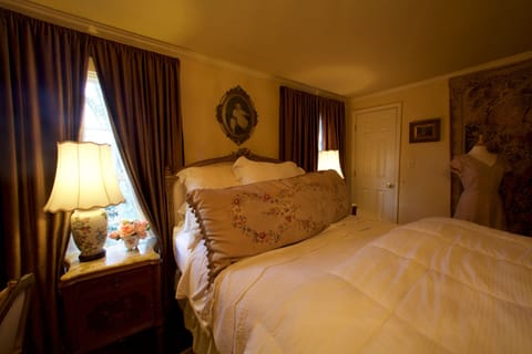 Suite, 1 Queen Bed (Fleur) | Individually decorated, individually furnished, iron/ironing board