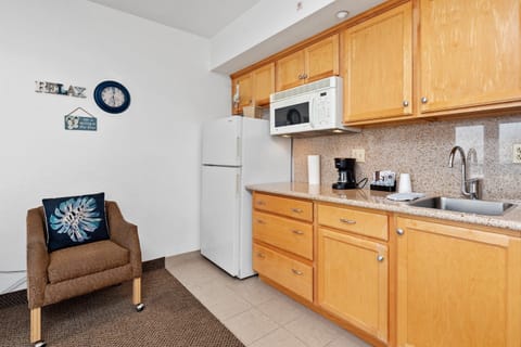 307 - The Lookout | Private kitchen | Microwave, coffee/tea maker, toaster