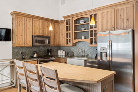 Condo, 1 Bedroom | Private kitchen | Fridge, microwave, stovetop, dishwasher