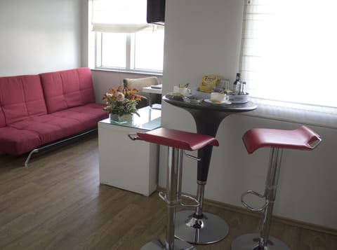 Family Suite, 2 Bedrooms | Shared kitchen facilities | Microwave, coffee/tea maker, electric kettle