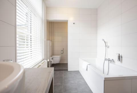 Luxury Double Room | Bathroom | Eco-friendly toiletries, towels