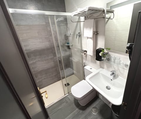 Standard Double or Twin Room | Bathroom | Shower, hair dryer, bidet, towels