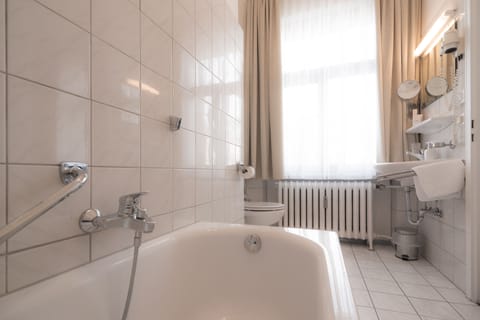 Single Room | Bathroom | Free toiletries, hair dryer, towels