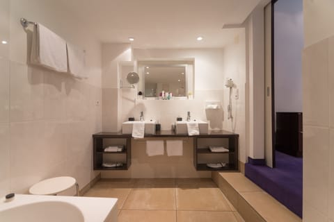 Comfort Double Room | Bathroom | Free toiletries, hair dryer, towels