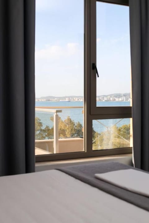 Standard Suite, 1 Bedroom, Mountain View | 1 bedroom, minibar, in-room safe, desk