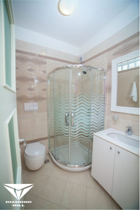 Superior Room | Bathroom | Free toiletries, hair dryer, slippers, towels