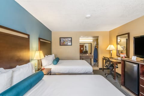 2 Queen Bed | Premium bedding, desk, blackout drapes, iron/ironing board