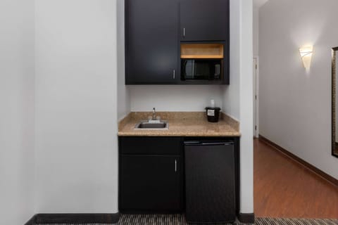 Premium bedding, desk, iron/ironing board, free cribs/infant beds