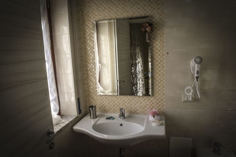 Comfort Double Room | Bathroom | Shower, bidet, towels