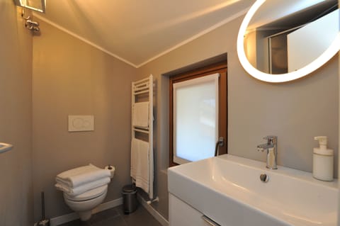 Camera con letto a castello | Bathroom | Shower, free toiletries, hair dryer, towels