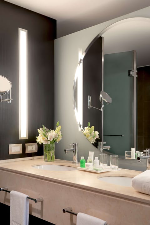 Superior Room | Bathroom | Eco-friendly toiletries, hair dryer, bidet, towels