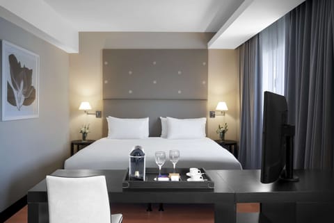 Junior Room | Premium bedding, down comforters, pillowtop beds, minibar