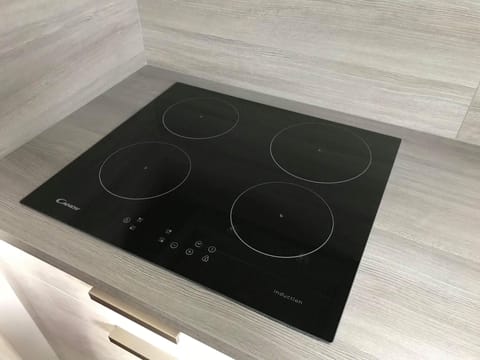 Deluxe Studio, 1 Queen Bed, Kitchen, Garden View | Room amenity