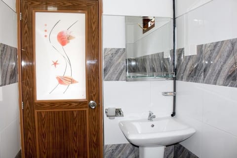 Double Room, Resort View | Bathroom sink