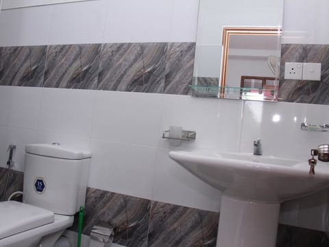 Double Room, Resort View | Bathroom | Shower, rainfall showerhead, towels