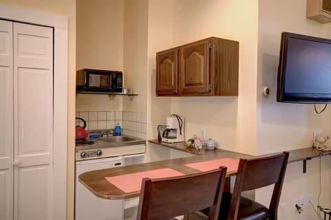 Suite, Balcony (Carriage Road Suite) | Iron/ironing board, travel crib, free WiFi, bed sheets