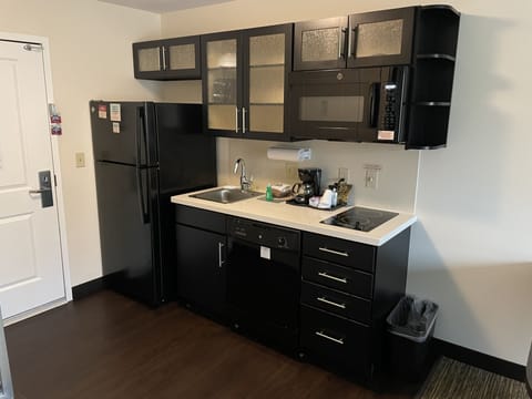 Full-size fridge, microwave, stovetop, dishwasher