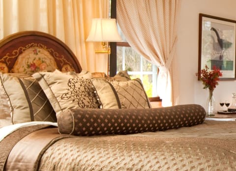 Traditional Suite, 1 Queen Bed | Premium bedding, individually decorated, individually furnished, desk