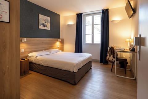 Classic Double Room | Individually decorated, individually furnished, desk, blackout drapes