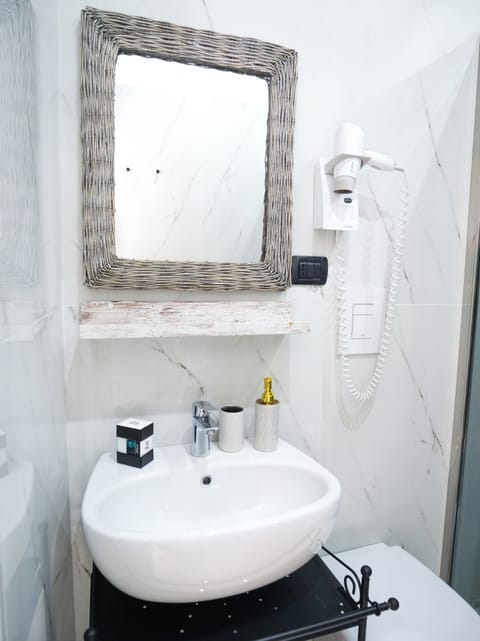 Deluxe Room | Bathroom | Separate tub and shower, jetted tub, bidet, towels