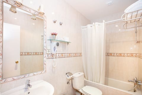 Triple Room | Bathroom | Eco-friendly toiletries, hair dryer, towels, soap