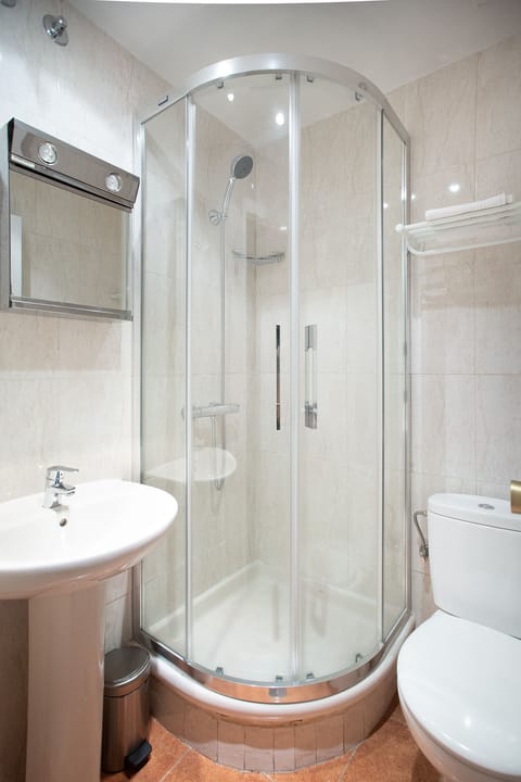 Double Room | Bathroom | Eco-friendly toiletries, hair dryer, towels, soap