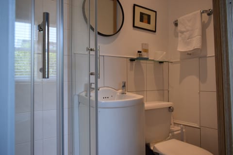 Single Room, Ensuite | Bathroom | Shower, towels