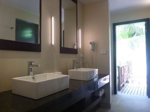 Oceanfront Pool Villa | Bathroom | Shower, free toiletries, hair dryer, bathrobes