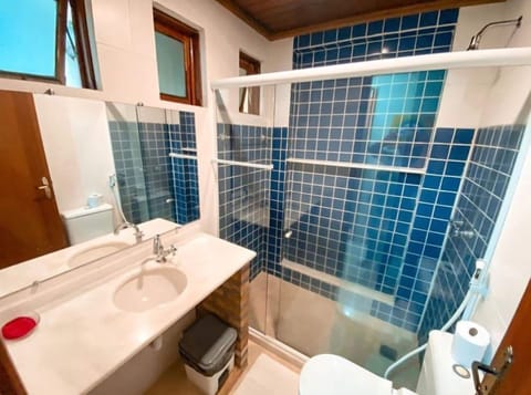 Standard Suite | Bathroom | Shower, hair dryer, towels