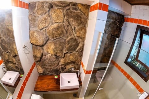 Suite Standard Deluxe  | Bathroom | Shower, hair dryer, towels