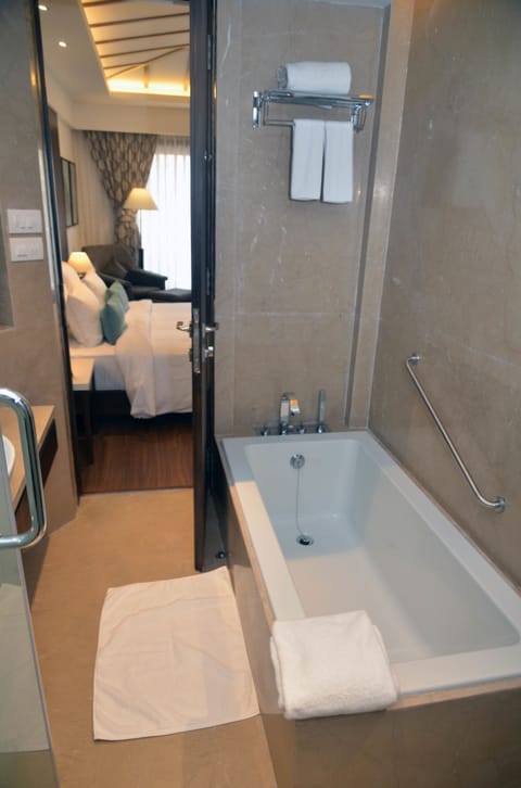 Executive Room | Bathroom | Free toiletries, hair dryer, slippers, towels