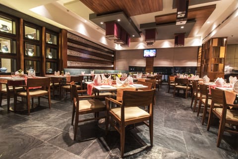 Breakfast, lunch, dinner served; international cuisine