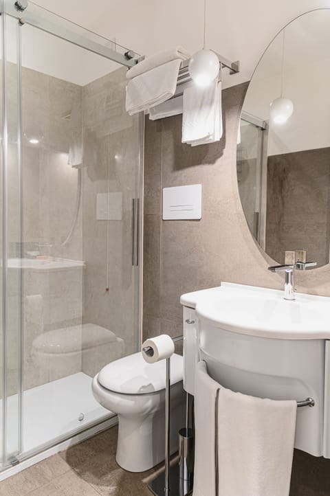 Standard Room | Bathroom | Shower, free toiletries, hair dryer, bidet