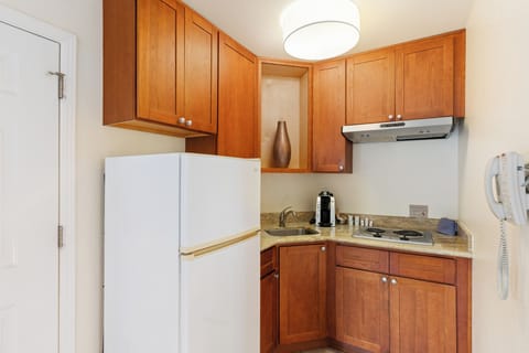 Standard Suite, 1 King Bed | Private kitchen | Fridge, microwave, coffee/tea maker, cookware/dishes/utensils