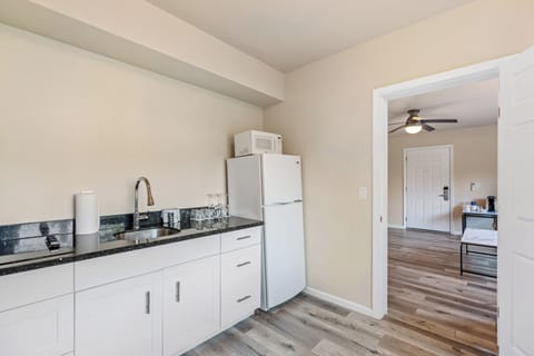 Standard Room, 1 King Bed | Private kitchen | Fridge, microwave, coffee/tea maker, cookware/dishes/utensils