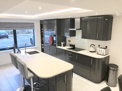 Fiddlesticks Apartment, 2 Bedrooms, En-Suite  | Private kitchen | Full-size fridge, microwave, oven, dishwasher