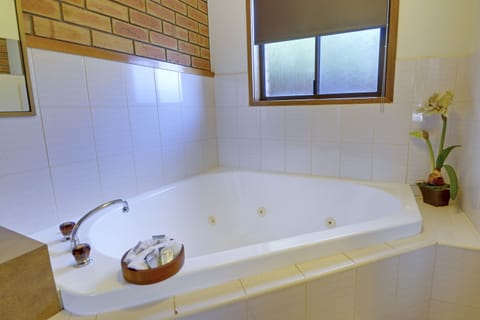 Deluxe Spa Room | Jetted tub