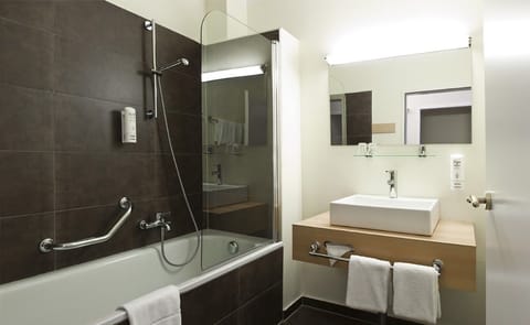 Combined shower/tub, hair dryer, slippers, towels