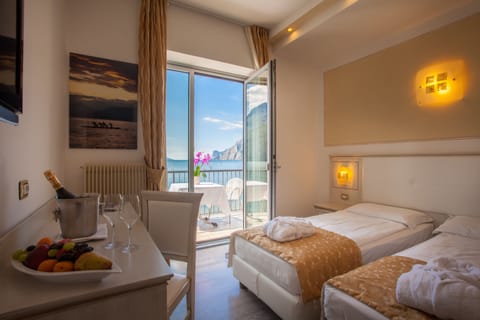 Deluxe Room, Lake View | Free minibar items, in-room safe, desk, free cribs/infant beds