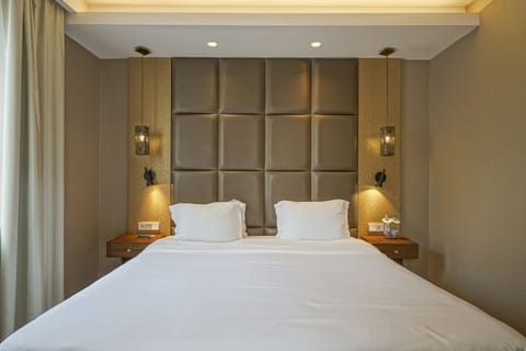 Suite | Minibar, in-room safe, soundproofing, free WiFi