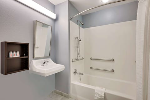 Combined shower/tub, free toiletries, hair dryer, towels