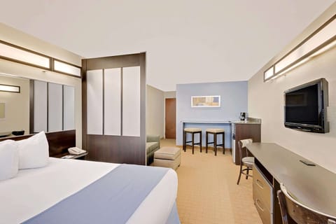 Studio Suite, 1 Queen Bed, Non Smoking | Premium bedding, pillowtop beds, in-room safe, desk