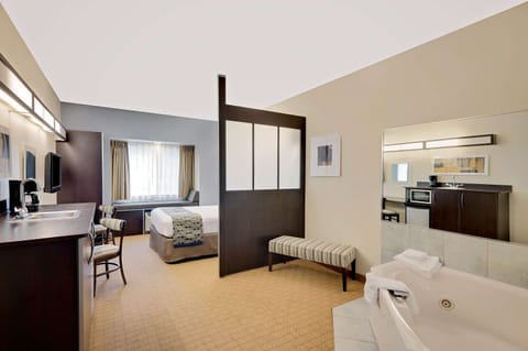 Deluxe Studio Suite, 1 Queen Bed, Non Smoking | Premium bedding, pillowtop beds, in-room safe, desk