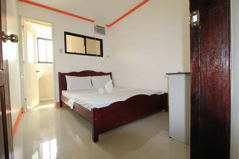 Basic Double Room, 1 Double Bed, Shared Bathroom | Desk, soundproofing, rollaway beds, bed sheets