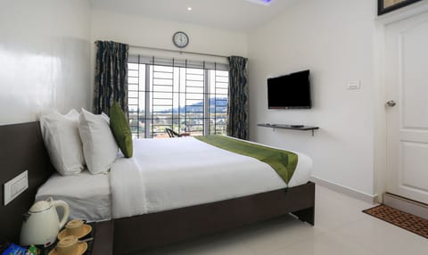 Deluxe Double Room, 1 Queen Bed, Non Smoking | Desk, iron/ironing board, free WiFi, bed sheets