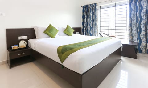 Deluxe Double Room, 1 Queen Bed, Non Smoking | Desk, iron/ironing board, free WiFi, bed sheets