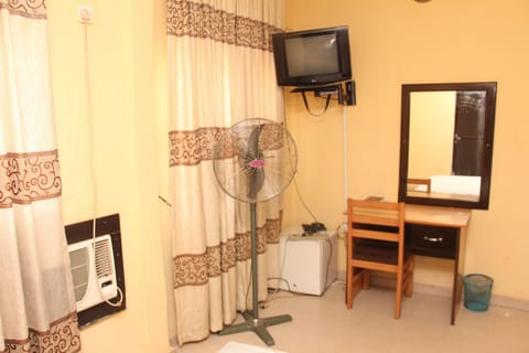 Premium Room | Minibar, desk, bed sheets