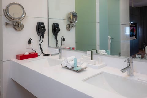 Suite, 1 King Bed, Non Smoking | Bathroom | Free toiletries, hair dryer, towels