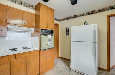 Full-size fridge, microwave, oven, stovetop